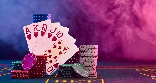 Canlı poker siteleri, oyunculara gerçek zamanlı, etkileşimli bir oyun deneyimi sunarak casinoların heyecanını evlerine getirir.